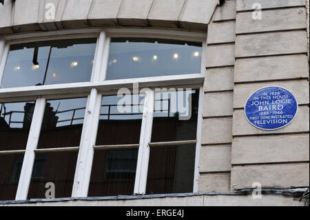 Un blu peste commemorativa di John Logie Baird (1888-1926) al di fuori della casa dove nel 1926 egli dimostrata per la prima volta la televisione. Foto Stock