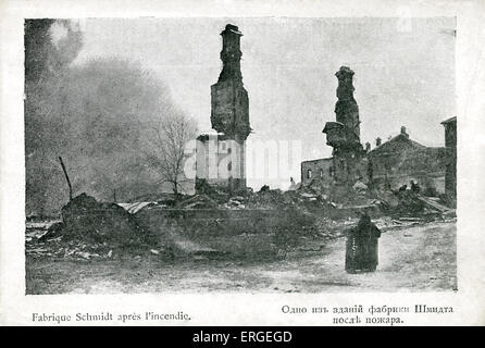 Street barricate durante 1905 Rivoluzione Russa - fabbrica di Schmidt dopo l'incendio di Mosca. Ondata di massa politico e sociale Foto Stock