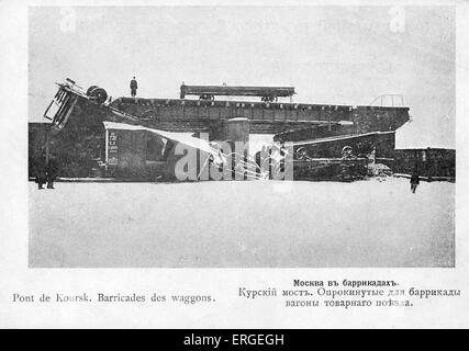 Street barricate durante 1905 Rivoluzione Russa - autocarro barricata al ponte di Kursk, Mosca. Ondata di massa politico e sociale che si diffondono attraverso vaste aree dell'impero russo (1905 - 1908). Sconfitto da Nicholas II. Foto Stock