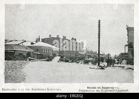 Street barricate durante 1905 Rivoluzione Russa - Karetnaya Sadovaya Street, Mosca. Ondata di massa e politica sociale Foto Stock