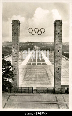 Olimpiadi 1936 Berlino, Germania. Vista di Reichssportfeld attraverso la porta est. Ingresso principale che mostra il simbolo delle Olimpiadi di Foto Stock