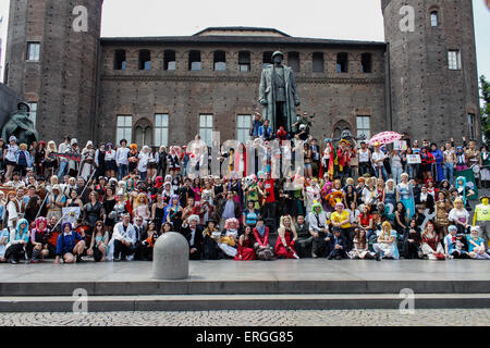 Torino, Italia. 02Giugno, 2015. Centinaia di cosplayers in posa davanti al monumento di Emanuele Filiberto di Savoia-Aosta in Piazza Castello. © Elena Aquila/Pacific Press/Alamy Live News Foto Stock