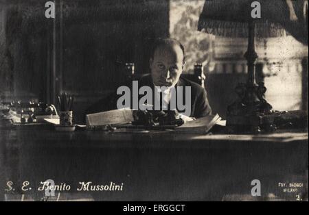 E Benito Mussolini seduto alla sua scrivania. Dittatore italiano e leader del movimento fascista. 1883 - 1945. Il totalitarismo Foto Stock
