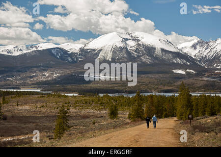 Dillion, Colorado - Due donne escursione su una strada che conduce ai campeggi in White River National Forest. Foto Stock