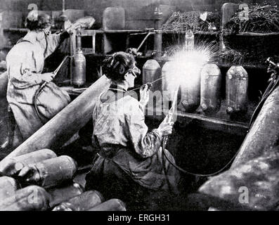 Le donne francesi a lavorare nella fabbrica di munizioni durante la guerra mondiale 1. Aprile 1916. Guscio di finitura casi. Foto Stock