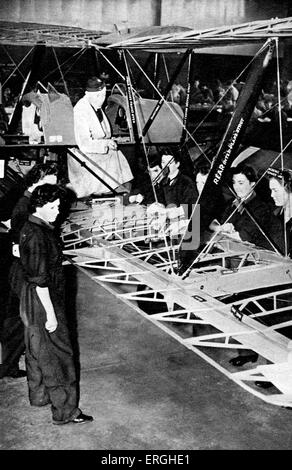 Guerra Mondiale 2: Donne inglesi ausiliario della Air Force. Costruzione di un Tiger Moth è spiegato. Femmina divisione ausiliari della Royal Air Force. British cartolina, serie n. 13 Foto Stock