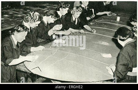 Guerra Mondiale 2: Donne inglesi ausiliario della Air Force. Le donne la riparazione di tessuto piano. Femmina divisione ausiliari della Royal Air Force. Foto Stock