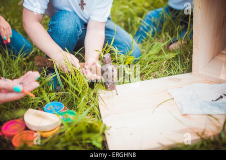 La famiglia felice con legno birdhouse Foto Stock