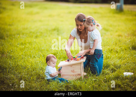 La famiglia felice pittura birdhouse Foto Stock