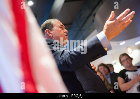 Ex Governatore dell'Arkansas e GOP presidential speranzoso Mike Huckabee parla ai tifosi di Primo Cittadino Cafe Giugno 2, 2015 a Columbia nella Carolina del Sud. Foto Stock