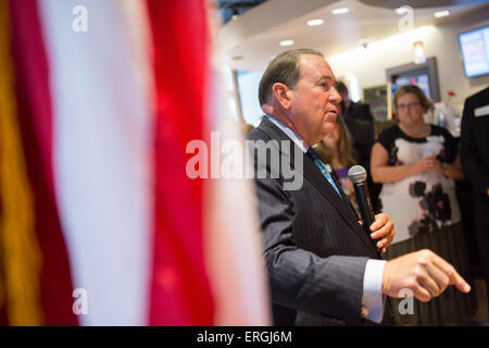 Ex Governatore dell'Arkansas e GOP presidential speranzoso Mike Huckabee parla ai tifosi di Primo Cittadino Cafe Giugno 2, 2015 a Columbia nella Carolina del Sud. Foto Stock