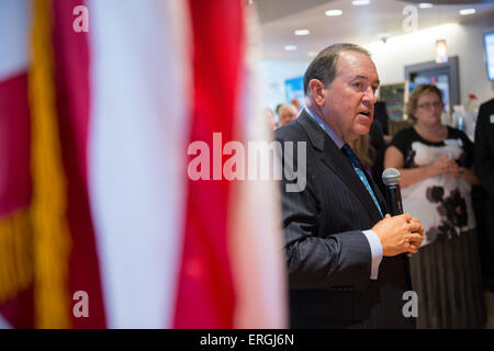 Ex Governatore dell'Arkansas e GOP presidential speranzoso Mike Huckabee parla ai tifosi di Primo Cittadino Cafe Giugno 2, 2015 a Columbia nella Carolina del Sud. Foto Stock