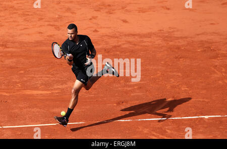 Parigi. 2 Giugno, 2015. In Francia la Jo-Wilfried Tsonga restituisce la sfera del Giappone Kei Nishikori durante un uomini singoli quarti al 2015 Open di Francia di tennis del torneo al Roland Garros di Parigi il 2 giugno 2015. Tsonga ha vinto 3-2 e si è qualificato per le semifinali. Credito: Han Yan/Xinhua/Alamy Live News Foto Stock