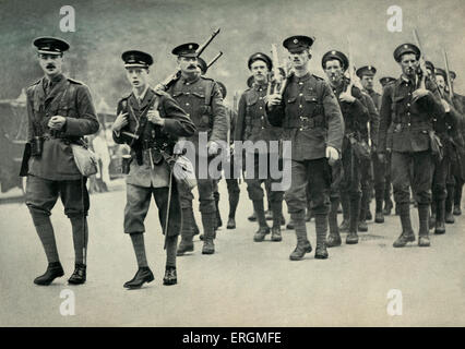 Prince Edward/ il Principe del Galles (1894-1972) che conduce il granatiere guardie in servizio completa il kit su un percorso di marzo. Foto Stock