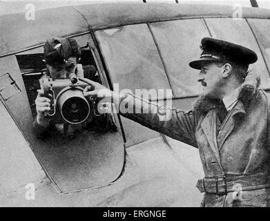 WW2 - Ricognizione aerea. L'uomo essendo indicato come utilizzare una antenna fotocamera su un piano. Foto Stock