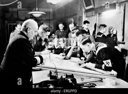 WW2 - Marina militare tedesca quartier generale. Auxiliaries navale lavorando e plottaggio. Foto Stock
