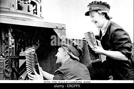 Le donne 's ausiliario di Air Force (WAAF) - Due donne proiettili di caricamento in una pistola. Foto Stock