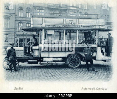 Berlin il trasporto con autobus / omnibus. Open Top double-decker bus con conducente e conduttore. Nei primi anni del XX secolo. Foto Stock