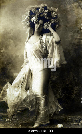 Abito glamour, nei primi anni del XX secolo. La donna in un abito in raso con una jewelled spallucce giacca con lunghe maniche fluenti, Foto Stock