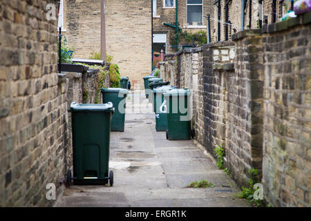 La parte posteriore di case a schiera su una tipica strada nel sito del Patrimonio Mondiale di Saltaire, Bradford, West Yorkshire, Inghilterra Foto Stock