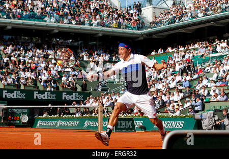 Parigi. 2 Giugno, 2015. Il Giappone Kei Nishikori restituisce la sfera al francese Jo-Wilfried Tsonga durante gli uomini singoli quarti al 2015 Open di Francia di tennis del torneo al Roland Garros di Parigi il 2 giugno 2015. Kei Nishikori perso 2-3. Credito: Han Yan/Xinhua/Alamy Live News Foto Stock