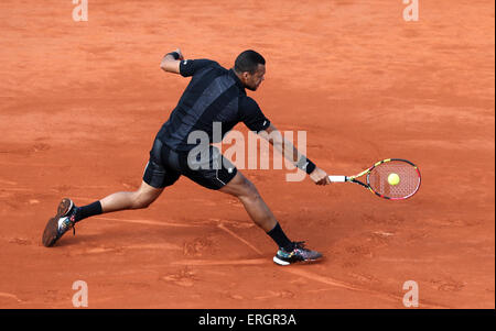 Parigi. 2 Giugno, 2015. In Francia la Jo-Wilfried Tsonga restituisce la sfera del Giappone Kei Nishikori durante un uomini singoli quarti al 2015 Open di Francia di tennis del torneo al Roland Garros di Parigi il 2 giugno 2015. Tsonga ha vinto 3-2 e si è qualificato per le semifinali. Credito: Han Yan/Xinhua/Alamy Live News Foto Stock