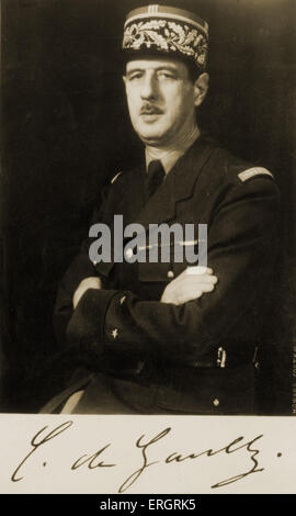 Général de Gaulle, ritratto in uniforme militare con le braccia incrociate. Il Ministro francese della guerra durante la II guerra mondiale, Foto Stock