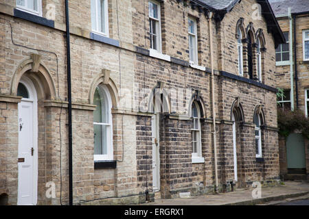 Case a schiera in una tipica strada nel sito del Patrimonio Mondiale di Saltaire, Bradford, West Yorkshire, Inghilterra Foto Stock