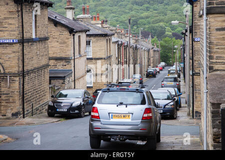 Case a schiera in una tipica strada nel sito del Patrimonio Mondiale di Saltaire, Bradford, West Yorkshire, Inghilterra Foto Stock