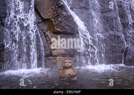 Una cascata sul lato della strada in hot springs resort città di Jozankei, nella periferia meridionale di Sapporo, Hokkaido, Foto Stock