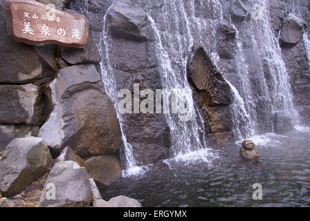 Una cascata sul lato della strada in hot springs resort città di Jozankei, nella periferia meridionale di Sapporo, Hokkaido, Foto Stock