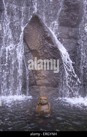 Una cascata sul lato della strada in hot springs resort città di Jozankei, nella periferia meridionale di Sapporo, Hokkaido, Foto Stock