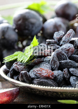 Organici naturali delle uve secche uvetta, rustico still life Foto Stock