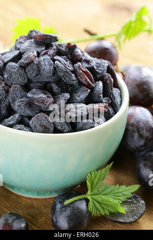 Organici naturali delle uve secche uvetta, rustico still life Foto Stock