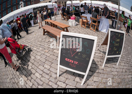 I partecipanti al Geek Street Fair nel Meatpacking District di New York il giovedì, 28 maggio 2015. Sponsorizzato da Google la fiera di strada cabine complete dalla scienza e dalla tecnologia le associazioni e le aziende che hanno promosso le loro organizzazioni per gruppi scolastici e adulti. (© Richard B. Levine) Foto Stock