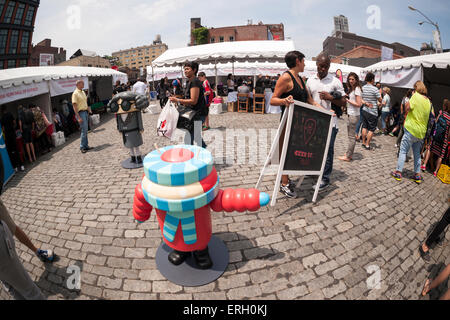 I partecipanti al Geek Street Fair nel Meatpacking District di New York il giovedì, 28 maggio 2015. Sponsorizzato da Google la fiera di strada cabine complete dalla scienza e dalla tecnologia le associazioni e le aziende che hanno promosso le loro organizzazioni per gruppi scolastici e adulti. (© Richard B. Levine) Foto Stock