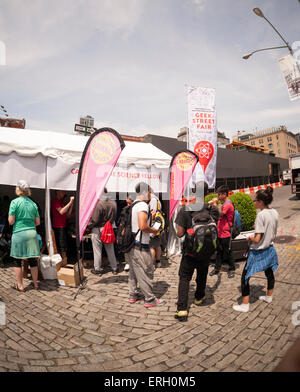 I partecipanti al Geek Street Fair nel Meatpacking District di New York il giovedì, 28 maggio 2015. Sponsorizzato da Google la fiera di strada cabine complete dalla scienza e dalla tecnologia le associazioni e le aziende che hanno promosso le loro organizzazioni per gruppi scolastici e adulti. (© Richard B. Levine) Foto Stock