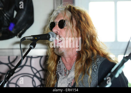 John Corabi dei Morti margherite durante un concerto il 1 giugno 2015 all'Hard Rock Cafe di Amburgo, Germania. Foto Stock