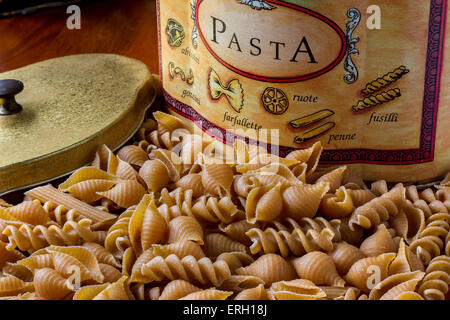 Un campionamento di tutta italiana la pasta di grano. Questo tipo di pasta è inferiore sull'indice glicemico che lo rende una scelta più salutare. Foto Stock