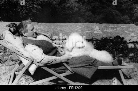 Gertrude Stein, sulla terrazza a Bilignin, Francia con cane poddle Pépé. Lo scrittore americano.3 Febbraio 1874 - 27 Luglio 1946 Foto Stock