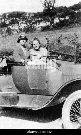 Gertrude Stein e Alice Toklas, touring la campagna francese, c.1927. Autore americano e poeta, 3 febbraio 1874 - 27 Luglio Foto Stock