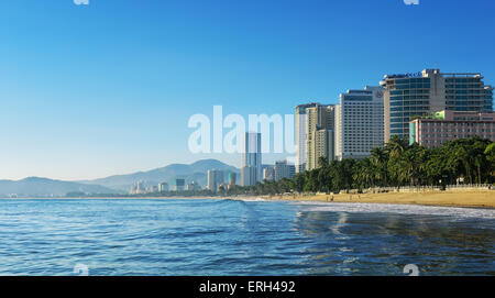 Nha Trang. Il Vietnam. Novembre24, 2014. Costa del famoso resort city. Foto Stock