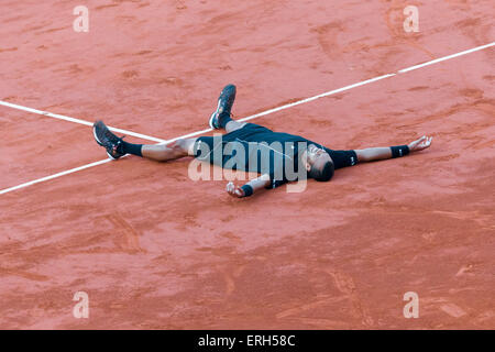 Parigi, Francia. 2 Giugno, 2015. Jo-Wilfried Tsonga di Francia festeggia dopo aver vinto un Quarterfinal match contro Kei Nishikori del Giappone il giorno dieci del 2015 Open di Francia di tennis del torneo al Roland Garros di Parigi, Francia. Sydney bassa/Cal Sport Media. © csm/Alamy Live News Foto Stock