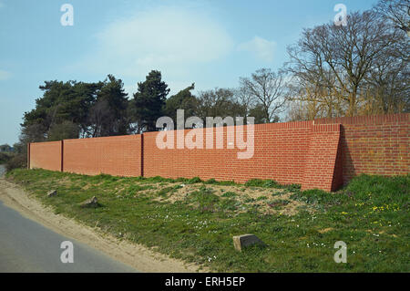 Recentemente costruito un muro di mattoni, Iken, Suffolk, Regno Unito. Foto Stock