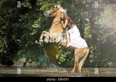 La donna corse incroci Foto Stock