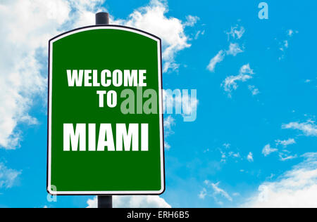 Cartello verde con messaggio di benvenuto Benvenuti a MIAMI isolate su cielo azzurro sfondo con copia disponibile spazio. Foto Stock