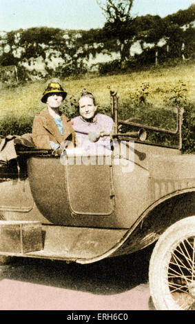 Gertrude Stein e Alice Toklas, touring la campagna francese, c.1927. Autore americano e poeta, 3 febbraio 1874 - 27 Luglio Foto Stock