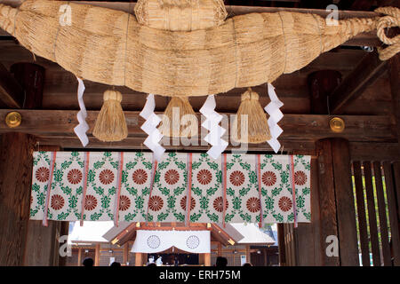 Funi gigante significano un luogo spirituale all'entrata di Hokkaido Jingu a Sapporo, Hokkaido è più importante Santuario scintoista Foto Stock