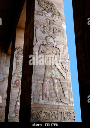 Abydos,l'Egitto, il tempio mortuario di faraone Seti I. vista di una colonna scolpita nel cortile Foto Stock