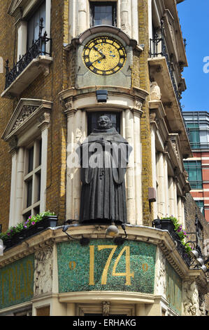 Frate nero statua su Blackfriars Public House, Blackfriars, London, England, Regno Unito Foto Stock